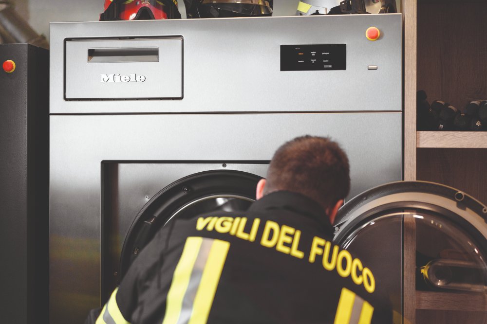 vigile del fuoco che igienizza dpi